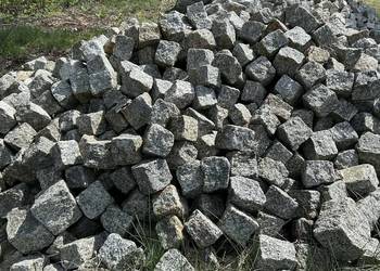 kostka granitowa szaro ruda łupana