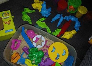 figurki dinozaurów plus masa plastyczna piasek i nie tylko