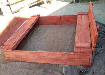 Piaskownica dla dzieci z ławkami