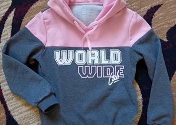 Ciepła bluza z kapturem i kieszeniami