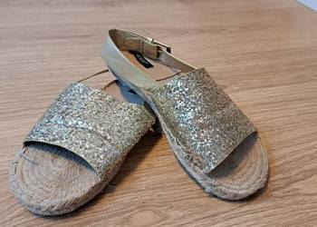 Złote espadryle na koturnie z brokatem i paskiem - Vices