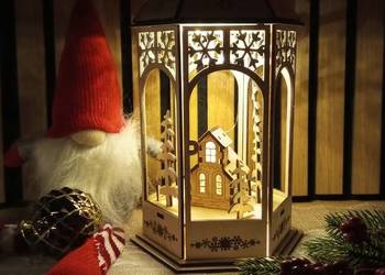Lampion świąteczny LED z drewnianą scenką – dekoracja Bożonarodzeniowa