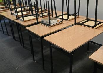 Ławki szkolne w dobrym stanie.