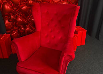 fotel w kolorze intensywnej czerwieni