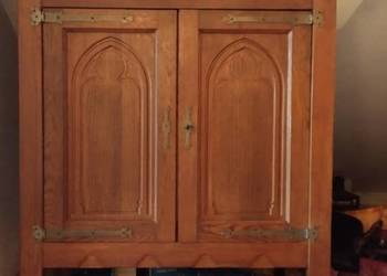 stara drewniana szafa bieliźniarka z okuciami