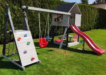Drewniany plac zabaw, huśtawki, wspinaczka, zjeżdżalnia, lina