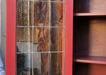 czerwony satynowy kredens barek biblioteczka