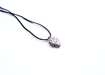 Letni wisiorek truskawka kolor srebrny 1,7 x 1 cm subtelny