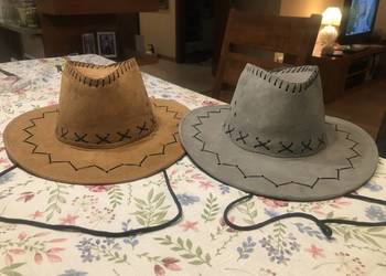 Dwa kapelusze kowbojskie.