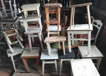 Różne stare krzesła krzesło zabytek do renowacji