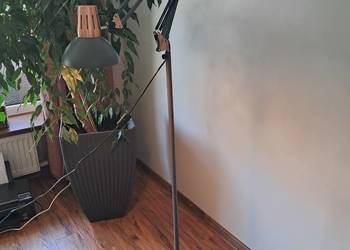 nowa lampa może być stojąca, montowana do ściany lub blatu, ma 2 defekty