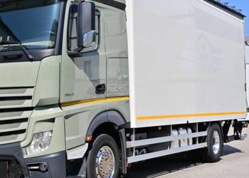 Mercedes. Kontener z winda