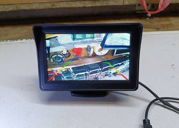 Monitor z okablowaniem do kamery cofania