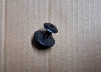 Oryginalna spinka mocowanie listwy bagażnika 1H0867199A VW Golf III Vento