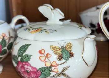 Cukiernica. Wedgwood- z motylkami.