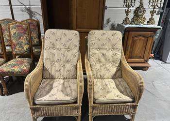 Ładne fotele rattanowe z poduszkami w kwiaty