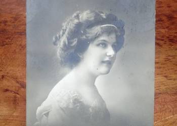 portret kobiety zdjęcie kartonik. przedw.1914 r. pocztówka portret kobiety zdjęcie kartonik. przedw.1914 r. pocztówka