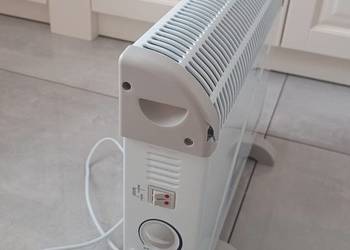 Grzejnik elektryczny konwektorowy. Trzy zakresy mocy z programatorem 24 h.