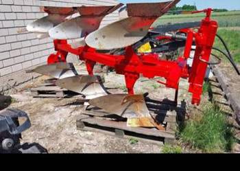 Pług 3 obrotowy Krone, na zabezpieczeniu.