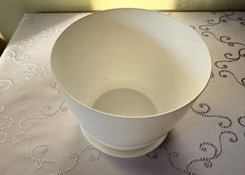 Biała Doniczka z Podstawką Okrągła Osłonka Plastikowa Błyszcząca Nowoczesna