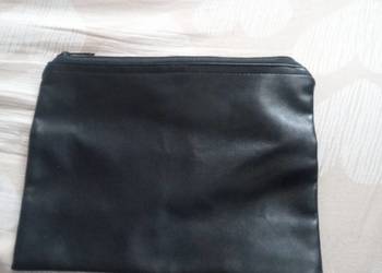 Mała czarna saszetka dla kobiety lub mężczyzny.