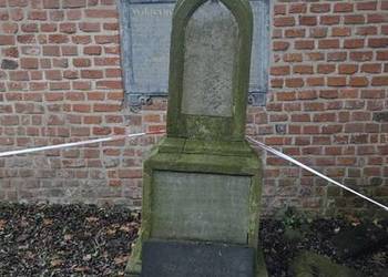 zabytkowy grobowiec na cmentarzu Rakowice