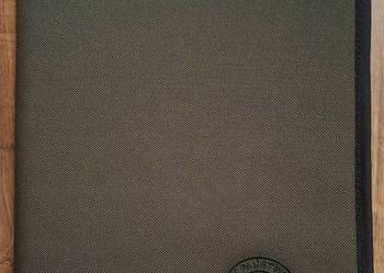 Ciemnozielona aktówka polskiej firmy Magnat Manufacturing z logo LP