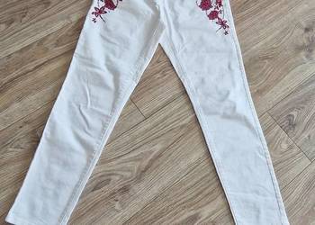 spodnie jeansy r 40 L białe H&M z haftem kwiaty kwiaty wzór kwiatowy