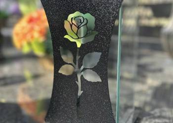 Znicz metalowo-szklany z motywem róży – elegancki czarny lampion nagrobny