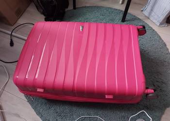 Rózowa waliska na kółkach