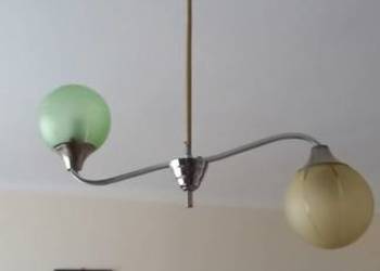 Dwuramienny żyrandol z kloszami w stylu Art Deco