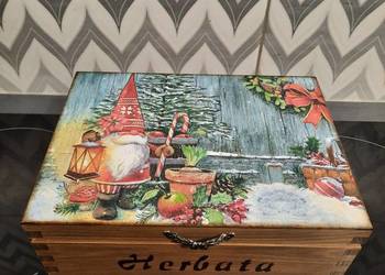 Świąteczna herbaciarka ze skrzatem pidełko drewniane handmade