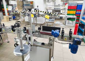 Automatyczna etykieciarka do pojemników o zakresie od 25 ml