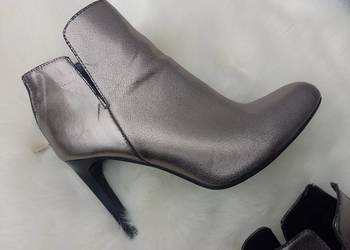 (41) ZARA/ Srebrne Botki metaliczne na szpilce z Madryru