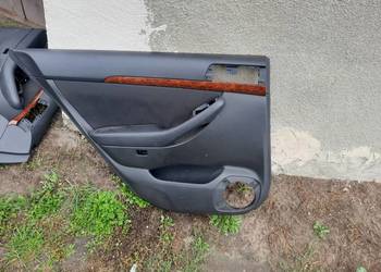 Boczek drzwi lewy tył Avensis T25 Kombi