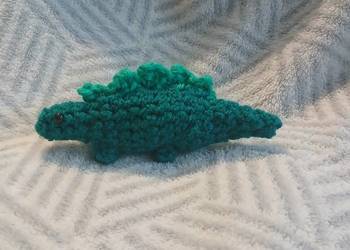 Pluszowy dinozaur na szydełku