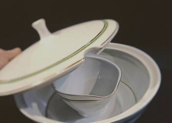 Porcelanowy zestaw marki Ćmielów pochodzący z lat 60. XX wieku.