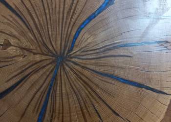 Nowoczesny stolik kawowy z niebieską żywicą