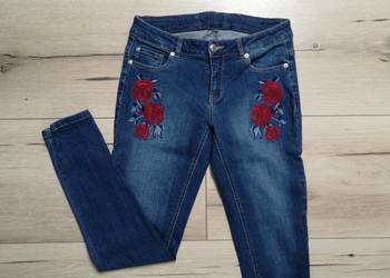 Damskie spodnie jeans z haftami róż jak nowe