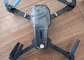 dron E88 kilka razy polatałem ale to chyba nie dla mnie stan bdb