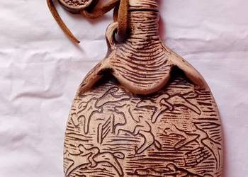 Ceramiczna karafka ze zdobieniami o tematyce jeździeckiej.