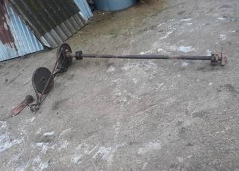 Urzadzenie zalaczajce tasme w rozrzutniku