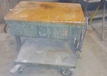 Wózek warsztatowy metalowy z szufladą i przedłużaczem elektrycznym.