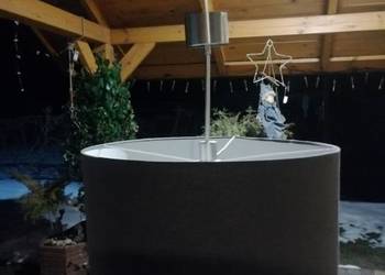 Sufitowa lampa z abażurem.
