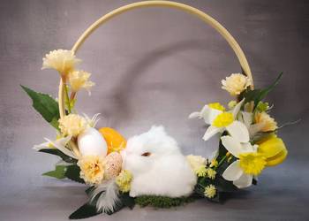 Stroik wielkanocny na kole z króliczkiem