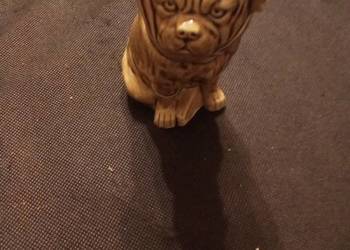 Antyk mała figurka buldog z zawiązaną chustą na głowie.