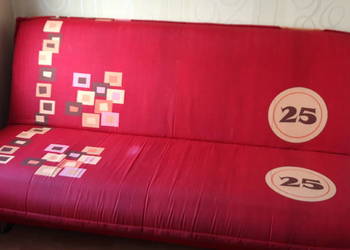 Zadbana wersalka, sofa, tapczan, kanapa z pojemnikiem na pościel