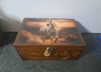 Kuferek drewniany z koniem duży szkatułka
