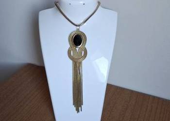 Ciekawy  klasyczny wisiorek na łańcuszku