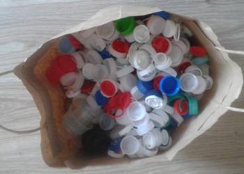 Plastikowe nakrętki.